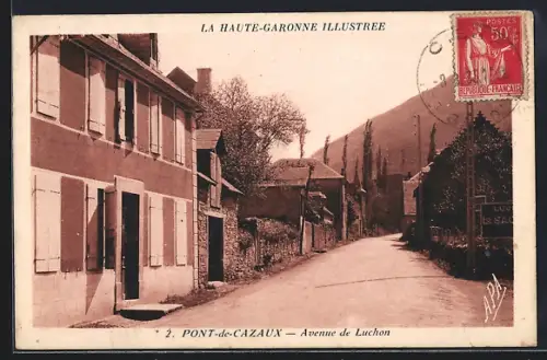 AK Pont-de-Cazaux /La Haute-Garonne, Avenue de Luchon avec vue sur la route bordée de maisons et de collines