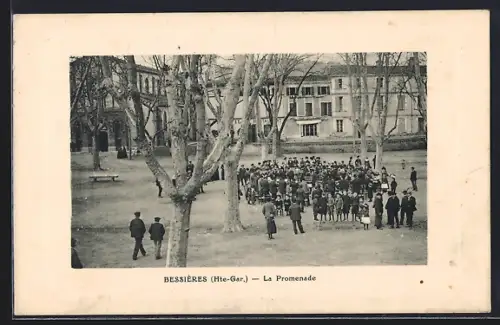 AK Bessières /Hte-Gar., La Promenade avec un groupe de personnes sous les arbres en hiver