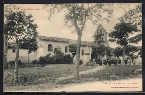 AK Le Fauga /Haute-Garonne, L`église entourée d`arbres et de villageois
