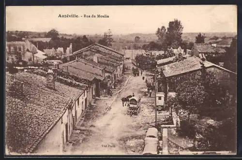 AK Auzéville, Rue du Moulin avec charrette à cheval et vue des toits des maisons