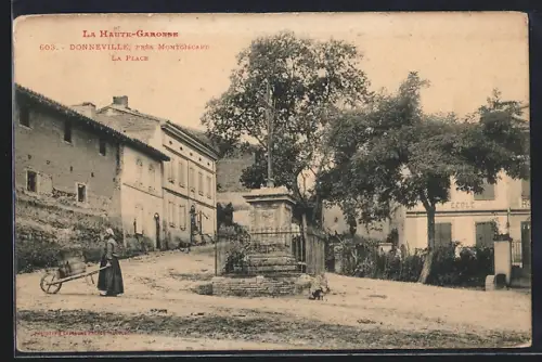 AK Donneville près Montgiscard, La Place avec fontaine et bâtiments environnants
