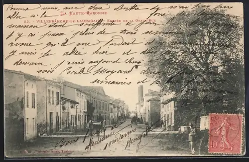 AK Villefranche-de-Lauragais /La Haute-Garonne, Entrée de la Grand`Rue animée avec des arbres et bâtiments historiques