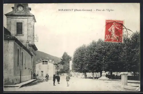 AK Miramont /Haute-Garonne, Place de l`Église avec passants et arbres alignés