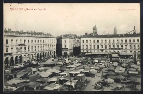 AK Toulouse, Marché du Capitole animé avec étals et bâtiments environnants