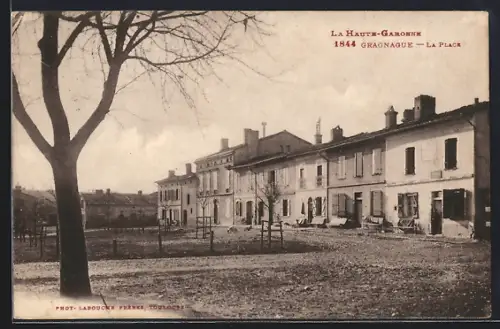 AK Gragnague /Haute-Garonne, La place avec bâtiments et arbres en hiver