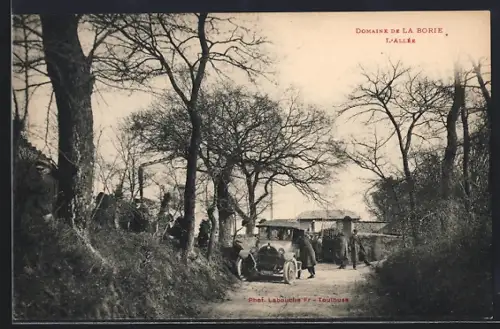 AK La Borie, L`Allée avec voiture et arbres en arrière-plan