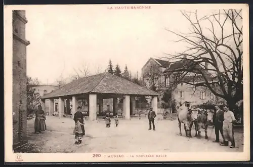 AK Auriac /La Haute-Garonne, La nouvelle halle et villageois avec bovins