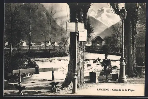 AK Luchon, Cascade de la Pique et vue pittoresque avec montagne en arrière-plan