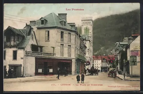 AK Luchon, La Place de Comminges avec bâtiments et passants