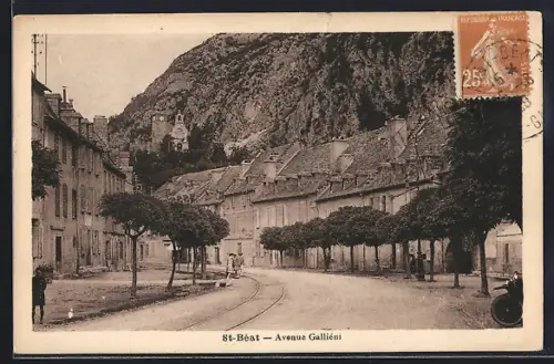 AK St-Béat, Avenue Galliéni avec vue sur la montagne et les bâtiments historiques