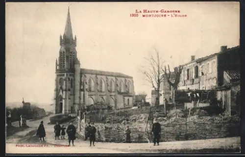 AK Montjoire, L`Église et scène de rue animée en Haute-Garonne