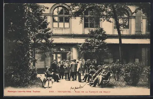 AK Toulouse, Parc de la Faculté de Droit, étudiants se relaxant sur les bancs devant le bâtiment