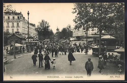 AK Toulouse, Avenue Lafayette animée avec foule et bâtiments historiques