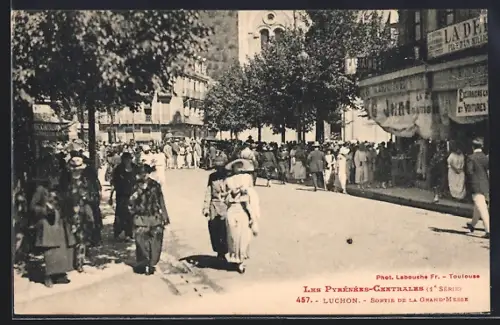 AK Luchon, Sortie de la Grand`Messe