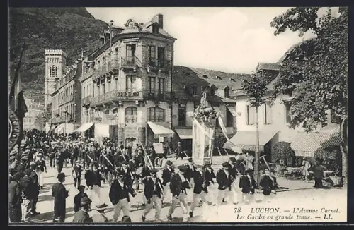 AK Luchon, L`Avenue Carnot, Les Gardes en grande tenue