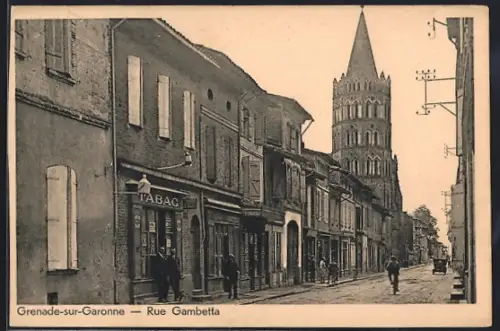 AK Grenade-sur-Garonne, Rue Gambetta et clocher en arrière-plan