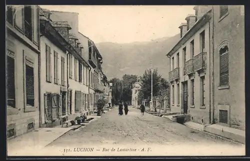 AK Luchon, Rue de Lamartine avec passants et vue sur les montagnes en arrière-plan