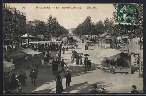 AK Toulouse, Les Avenues Lafayette animées avec passants et étals