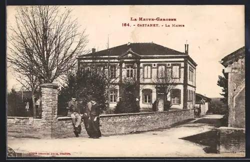 AK Castanet /La Haute-Garonne, La Mairie et deux hommes devant un mur de briques