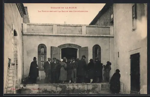 AK Domaine de La Borie, La foule devant la salle des conférences