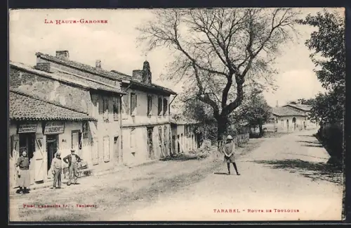 AK Tarabel /Haute-Garonne, Route de Toulouse avec des habitants devant une auberge
