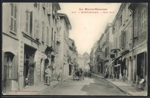 AK Montréjeau /Haute-Garonne, Une rue animée avec charrette et passants