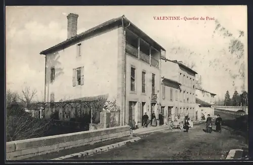 AK Valentine, Quartier du Pont avec habitants devant un bâtiment
