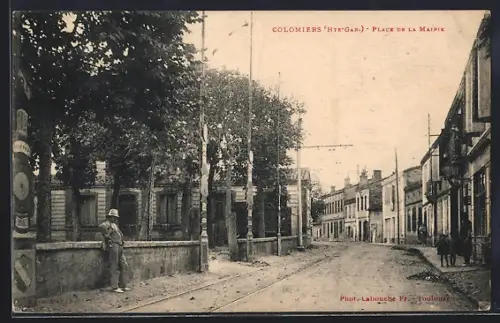AK Colomiers /Ht-Gar., Place de la Mairie avec un passant et des bâtiments anciens