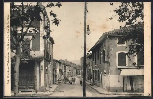 AK Martres-Tolosane, La Rue de la Gare avec charrette à cheval