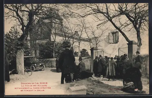 AK Domaine de La Borie, La foule des malades envahissent la porte d`entrée et forcent la grille