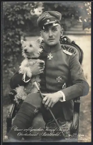 AK Sanke Nr. 402, Kampfflieger Oberleutnant Berthold in Uniform und mit Hund auf dem Arm