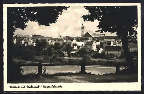 AK Neustadt a. d. Waldnaab, Stadtansicht mit Kirche und Fluss