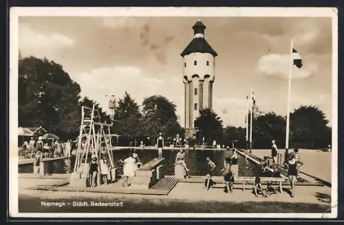 AK Niemegk / Mark, Städt. Badeanstalt, Schwimmbecken mit Turm im Hintergrund