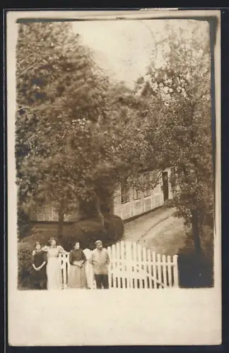 Foto-AK Mittelnkirchen, Hohenfelder Gehöft, Familie vor dem Gartenzaun