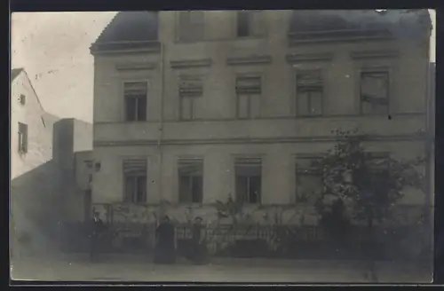 Foto-AK Werder /Havel, Wohnhaus mit Anwohnern, 1909