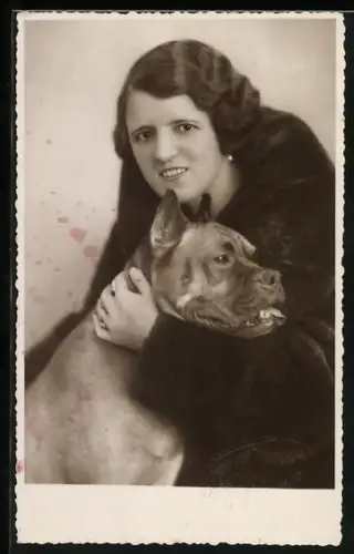 Foto-AK Junge Dame legt den Arm um einen Boxer, 1936