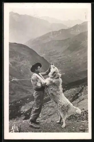 AK Besitzer mit Pyrenäenberghund in den Bergen