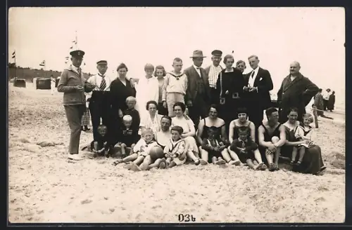 Foto-AK Dievenow, Gruppenbild am Strand, 1926