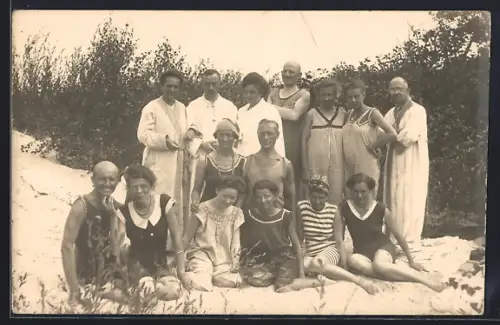 Foto-AK Dievenow, Urlauber in den Dünen, Gruppenbild