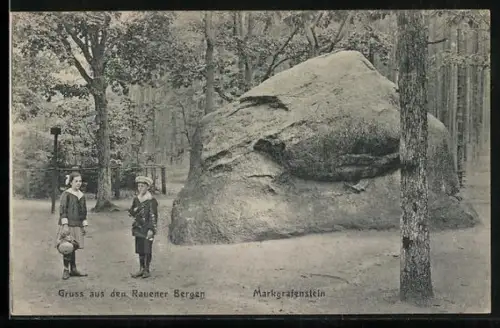 AK Rauen / Spree, Rauener Berge, Markgrafenstein mit Kinderpaar, Gesteinsformation