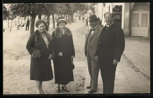 Foto-AK Heringsdorf / Ostseebad, Herrschaften auf der Promenade 1925