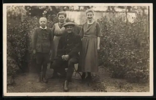 Foto-AK Gingst, Haus Schöne, Familie im Garten