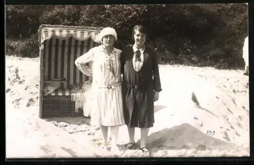 Foto-AK Sellin /Rügen, Zwei Frauen am Strandkorb