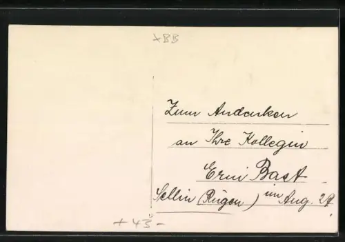 Foto-AK Sellin /Rügen, Zwei Frauen am Strandkorb