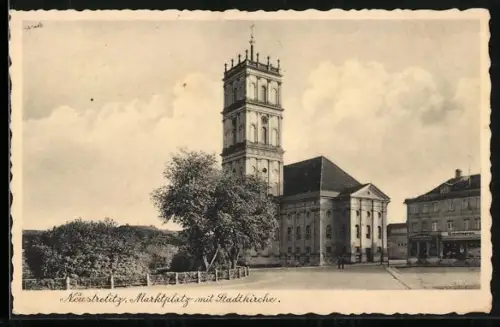 AK Neustrelitz, Marktplatz mit Schuhgeschäft und Stadtkirche
