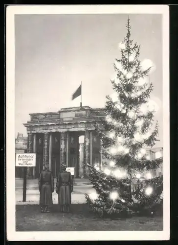 AK Berlin, Brandenburger Tor, West-Berliner Grenzposten mit Weihnachtsbaum, Teilung Berlins