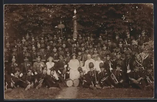 Foto-AK Haslach, Bürgerkorps in Uniform, Gruppenbild mit Fahne u. Blasinstrumenten, 1923