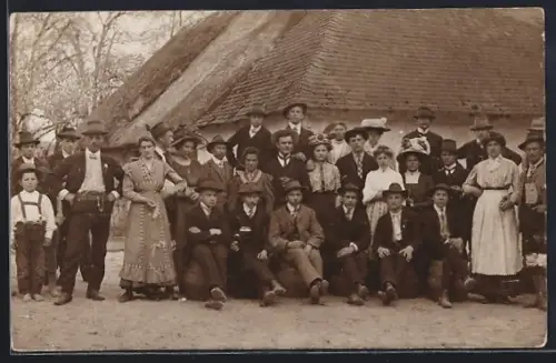 Foto-AK Perg, Feierliche Gesellschaft, Gruppenbild vor einem Gebäude