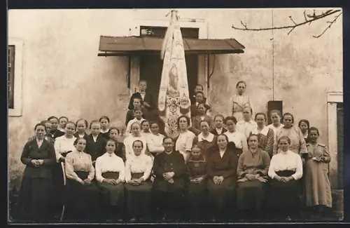 Foto-AK Grünbach bei Freistadt, Damengruppe und Fahne mit Bildnis der Jungfrau Maria vor einem Hauseingang