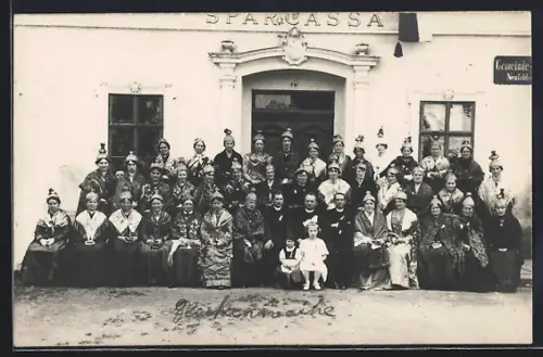 Foto-AK Neufelden, Glockenweihe, Gruppe mit Glockenhüten und Geistlichen vor der Sparkassa